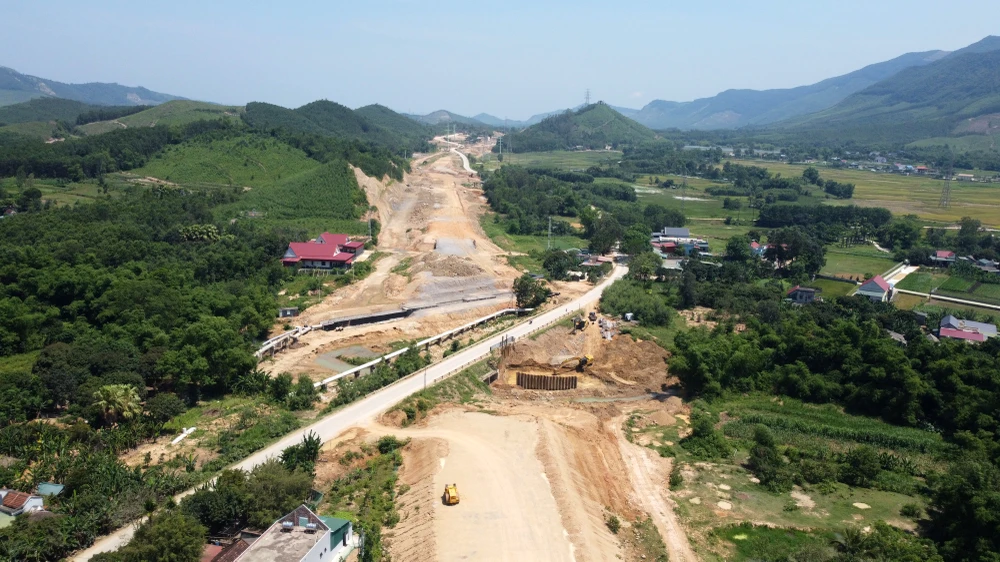 Nhìn từ trên cao gói thầu này vẫn còn ngổn ngang.