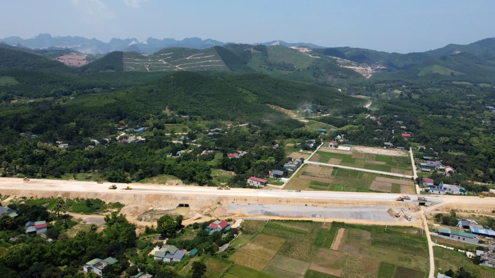 Cao tốc QL45- Nghi Sơn qua một khu dân cư.