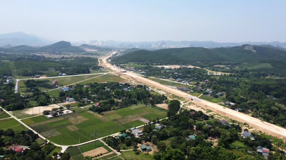 Cao tốc QL45 - Nghi Sơn đi qua địa bàn huyện Nông Cống và thị xã Nghi Sơn nối với huyện Diễn Châu (Nghệ An).