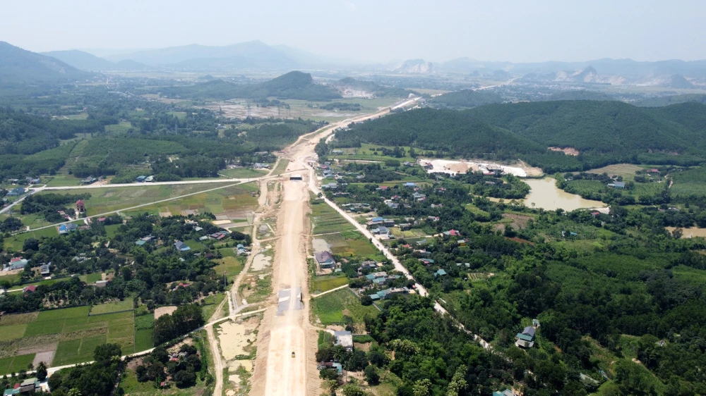 Theo ghi nhận của PLO tại gói thầu XL3 có rất ít máy móc thi công.