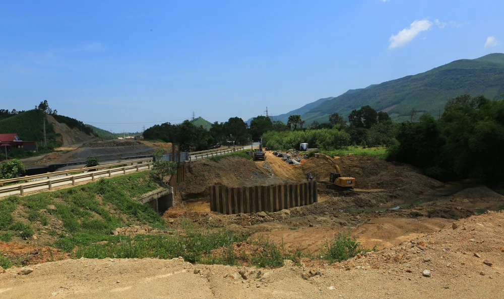 Trên tuyến Cao tốc QL45 - Nghi Sơn còn nhiều đoạn cỏ mọc, rất ít máy móc hoạt động.