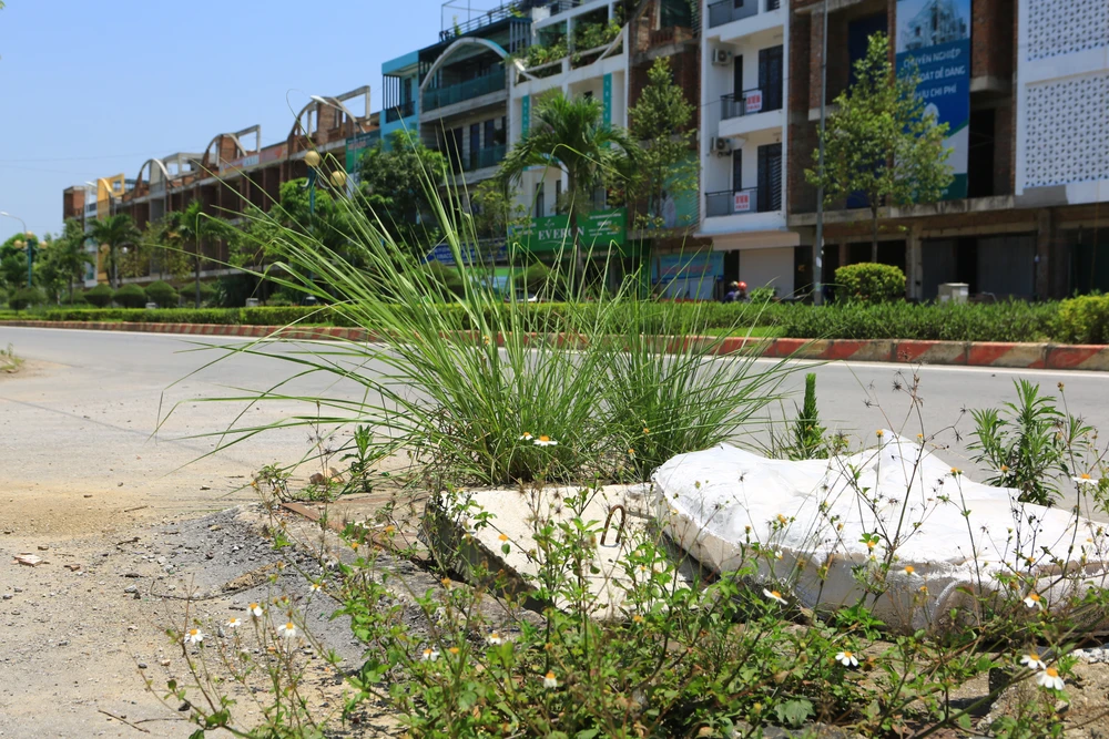 Anh NMH (43 tuổi) sống cư dân trong khu đô thị cho biết, người dân sống ở Khu đô thị Núi Long đã nhiều lần kiến nghị với cơ quan chức năng sớm có biện pháp khắc phục tình trạng mất an toàn giao thông, tuy nhiên đến nay tình trạng này vẫn chưa được xử lý dứt điểm. Ảnh: Đ. TRUNG