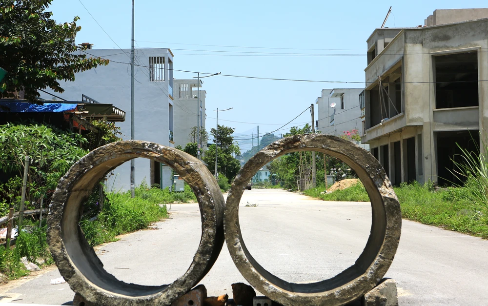 Đường dẫn vào một số nhà trong khu dân cư có ống cống để ngay giữa gây nguy hiểm cho người dân đi lại. Ảnh: Đ. TRUNG