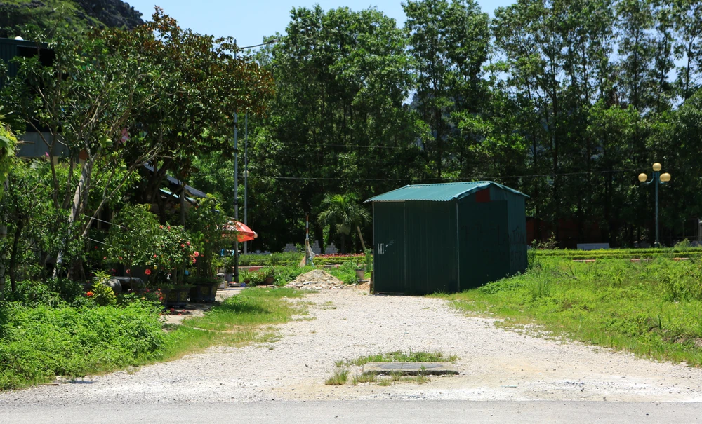 Nhiều đoạn đường còn nham nhở đất đá đến nay chưa hoàn thiện. Ảnh: Đ. TRUNG Anh NMH (43 tuổi) sống cư dân trong khu đô thị cho biết, người dân sống ở Khu đô thị Núi Long đã nhiều lần kiến nghị với cơ quan chức năng sớm có biện pháp khắc phục tình trạng mất an toàn giao thông, tuy nhiên đến nay tình trạng này vẫn chưa được xử lý dứt điểm. Ảnh: Đ. TRUNG