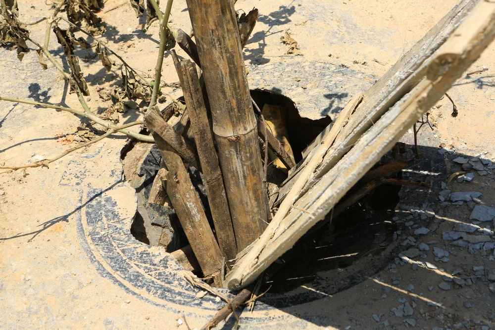 Nắp hố ga vỡ vụn được người dân dùng tấm đan bỏ xuống để cảnh báo người đi đường. Ảnh: Đ.TRUNG