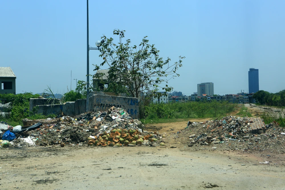 Rác thải xuất hiện khắp mọi nơi trong Khu đô thị. Ảnh: Đ. TRUNG