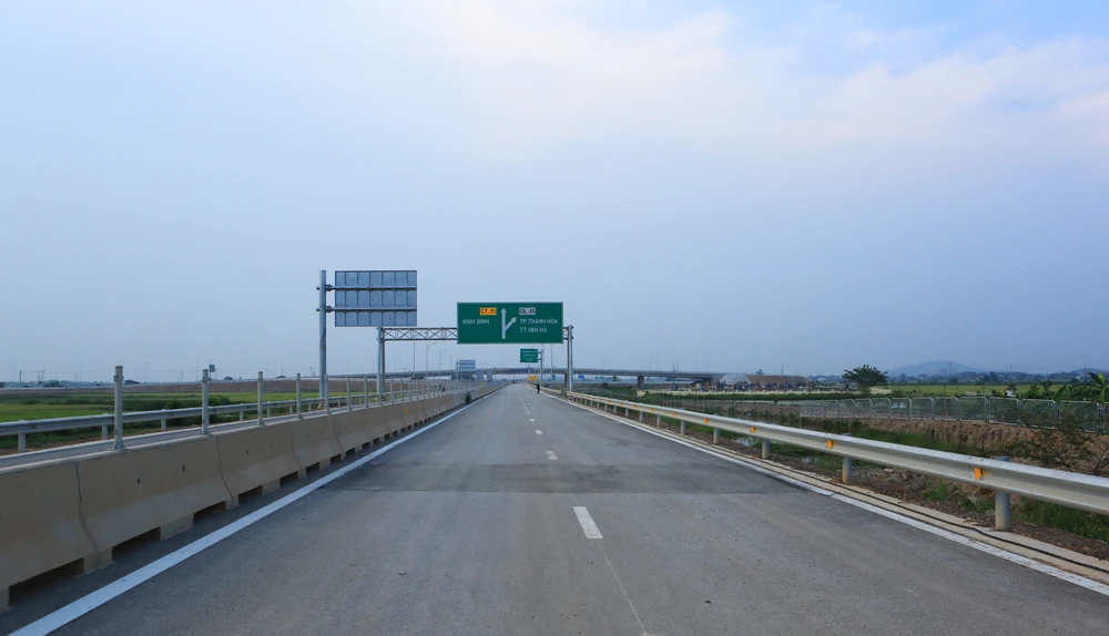 Cao tốc Mai Sơn - Quốc lộ 45 có 4 làn xe, nền đường rộng 17 m, vận tốc thiết kế tối 80 km/h và tối thiểu là 60 km/h. Theo đó giai đoạn hoàn chỉnh xây dựng theo quy mô 6 làn xe, nền đường rộng 32,25 m, vận tốc thiết kế 120 km/h.