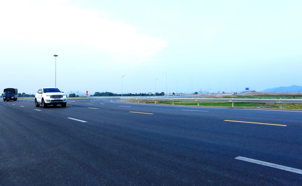 Trước đó, ngày 1-5 Thủ tướng Phạm Minh Chính yêu cầu Bộ GTVT chỉ đạo nhà tập trung nhiều máy móc, thiết bị, kỹ sư, công nhân, người lao động tiến hành thi công “3 ca 4 kíp”. Qua đó nhằm đảm bảo tiến độ hoàn thành gói thầu với chiều dài 9,5 Km trước ngày 30-6-2023 như đã cam kết.