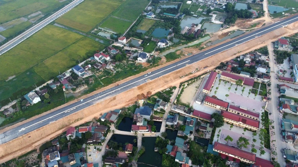 Một đoạn cao tốc Mai Sơn - Quốc lộ 45 đi xuyên qua khu dân cư đang được hoàn thiện.