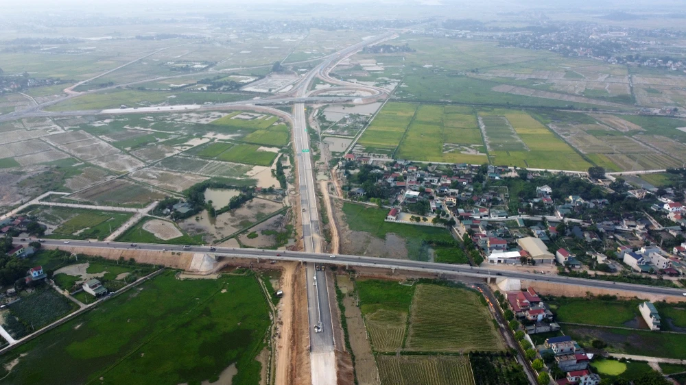 Tuy nhiên, từ nút giao thông Đông Xuân đi Tân Phúc thuộc tuyến Cao tốc Mai Sơn – Quốc lộ 45) khoảng 9,5 km đang được nhà thầu gấp rút thi công hoàn thiện. Trong ảnh là nút giao thông Đông Xuân và cầu vượt Quốc lộ 47.