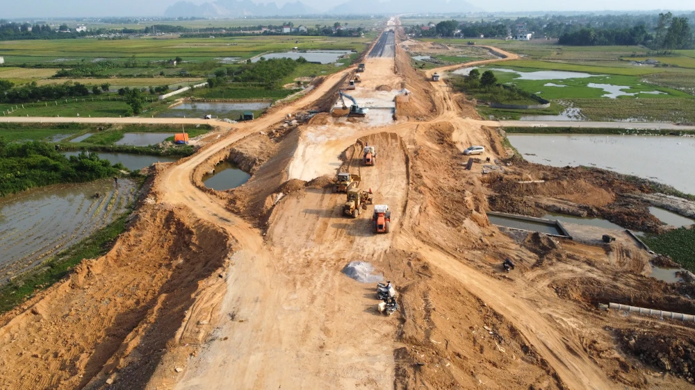 Theo kỹ sư Lê Văn Huân nhà thầu thi công Vinaconex hiện huy động tối đa 214 máy móc, phương tiện cùng hàng trăm công nhân thi công trên toàn tuyến 9,5 Km còn lại. Trong ảnh, là cầu kênh 3 xã được huy động tối đa máy móc làm ngày làm đêm.