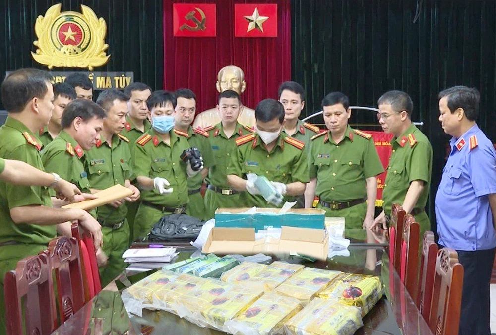 Đại tá Dương Văn Tiến, Phó Giám đốc Công an tỉnh Thanh Hóa (đứng thứ 3 bên phải) trực tiếp chỉ đạo chuyên án 424T. Ảnh: CATH