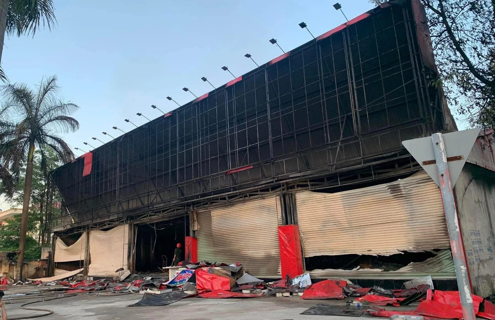 Toàn bộ các tấm pano quảng cáo bị ngọn lửa thiêu rụi. Ảnh: KHẢI PHONG