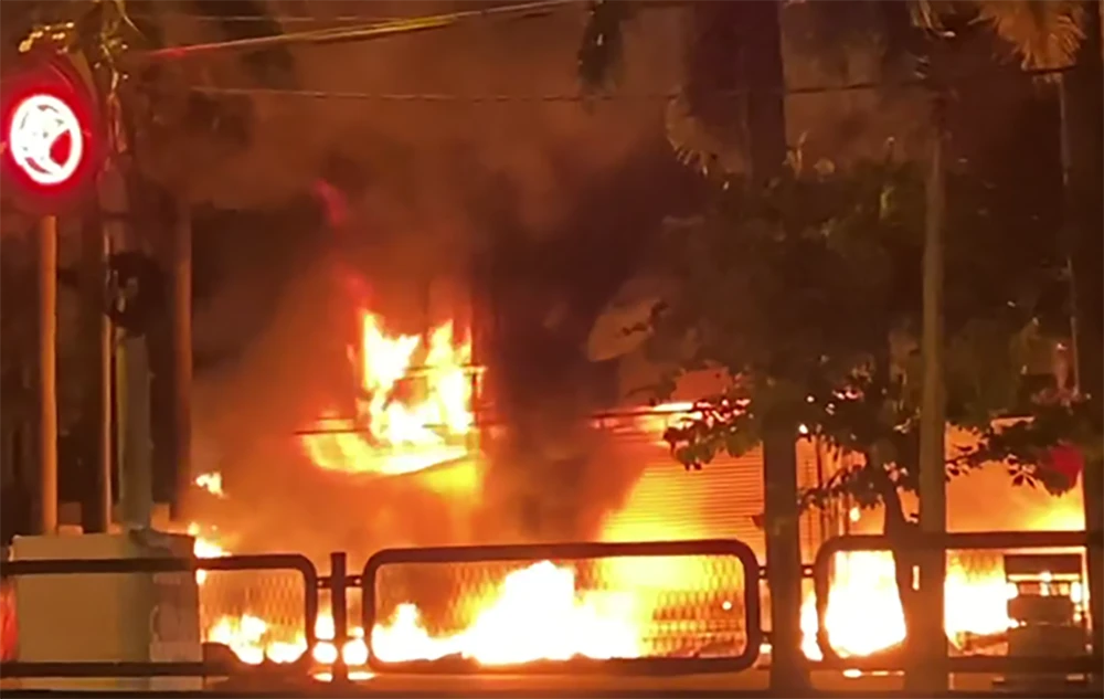 Siêu thị MediaMart bốc cháy lúc rạng sáng. Ảnh: KHẢI PHONG