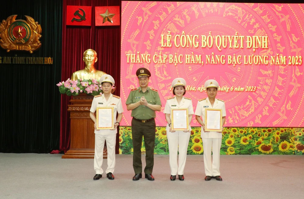 Thiếu tướng Trần Phú Hà, Giám đốc Công an tỉnh Thanh Hoá trao các quyết định thăng cấp bậc hàm, nâng lương cho 3 Phó Giám đốc công an tỉnh. Ảnh: CATH