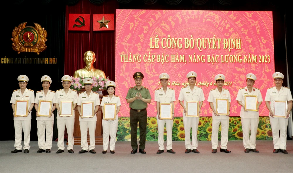 Thiếu tướng Trần Phú Hà, Giám đốc Công an tỉnh trao các quyết định thăng cấp bậc hàm, nâng lương cho cho cán bộ, chiến sĩ. Ảnh: CATH