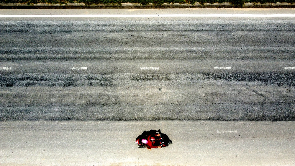 Cũng theo tài xế Chung, chứng kiến cảnh đường xuống cấp nhiều năm nhưng các cơ quan chức năng liên quan cứ 'giả vờ' như không biết, điều này gây mất an toàn giao thông cho người và phương tiện lưu thông qua đây. Trong ảnh là mặt đường sụt lún, 'sống trâu", gồ ghề nhìn từ trên cao.