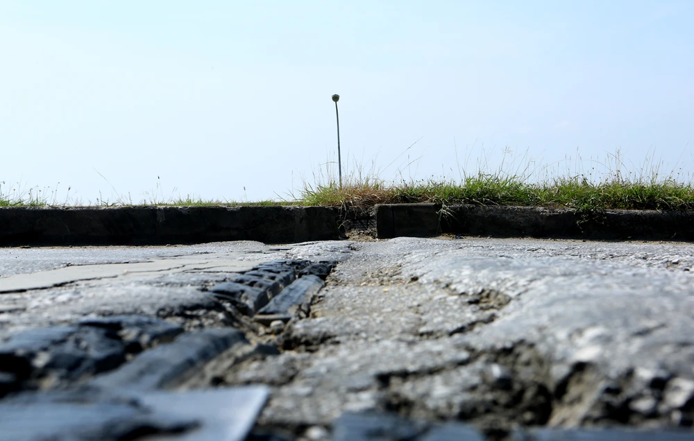 Tài xế Quách Văn Du một người dân địa phương cho biết, đi qua đoạn đường này sợ nhất là vào ban đêm, khi xe đi ngược chiều chiếu sáng vào mắt nên khi lưu thông vào ban đêm cần phải chú ý vì độ nguy hiểm, mất an toàn giao thông cao hơn. Trong ảnh là khe co giãn trên Cầu Vượt QL47 Km 327+923 bị hư hỏng nặng, các tấm cao su bị mất tạo thành các kẽ hở lớn trên cầu rất nguy hiểm.