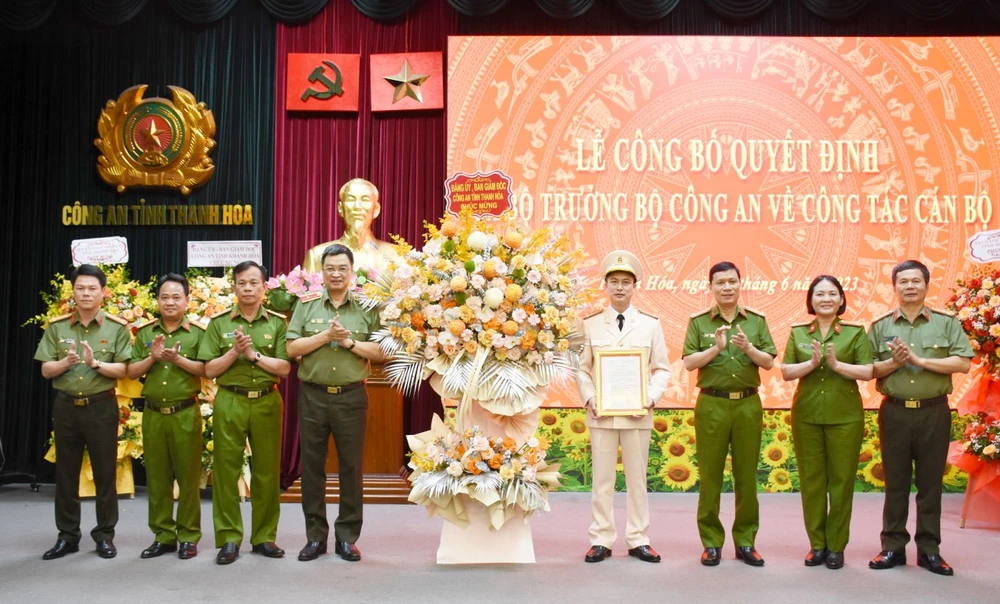 Thiếu tướng Trần Phú Hà, Giám đốc Công an tỉnh Thanh Hóa, trao quyết định cho Đại tá Phùng Xuân Tiến. Ảnh: CATH
