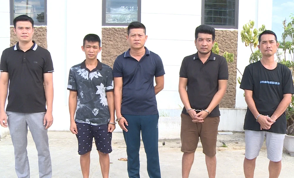 Các bị can trong đường dây mua bán trà sữa giả bị bắt giữ. Ảnh: CATH