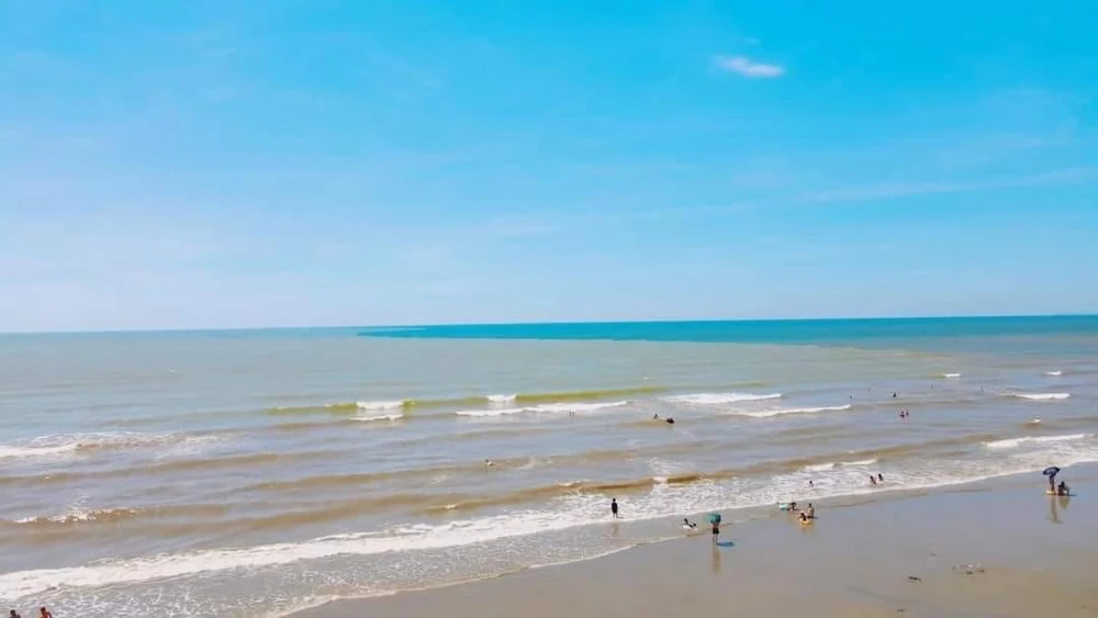 Hình ảnh mặt biển Sầm Sơn chia đôi màu. Hình ảnh mặt biển Sầm Sơn chia đôi màu.