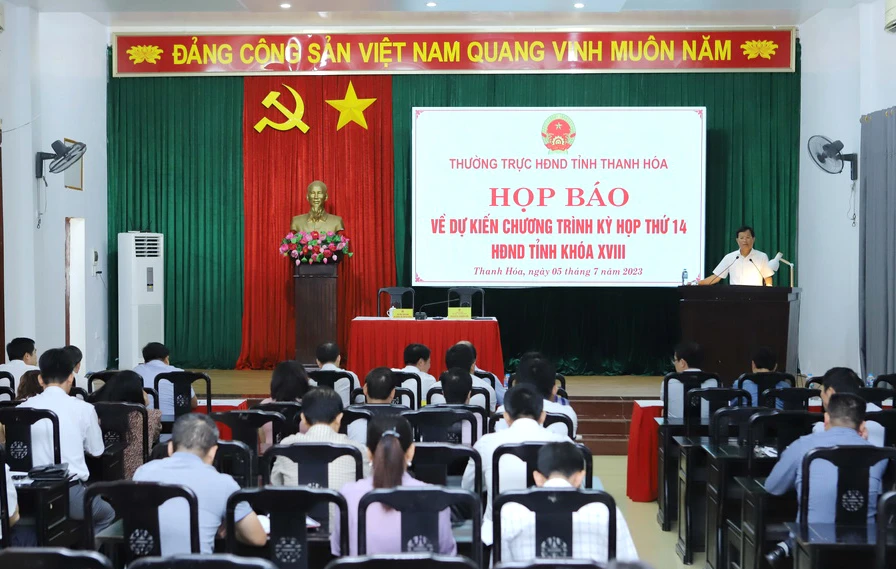 Ông Nguyễn Quang Hải, Phó Chủ tịch HĐND tỉnh Thanh Hóa, thông tin Kỳ họp thứ 14 HĐND tỉnh. Ảnh: ĐT