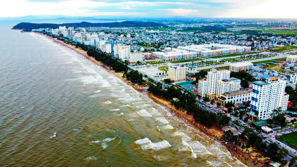 Theo đó, dự kiến điểm đầu của đoạn đường mang tên Đông Sơn nối với đường Hồ Xuân Hương hướng ra biển Sầm Sơn. Theo đó, dự kiến điểm đầu của đoạn đường mang tên Đông Sơn nối với đường Hồ Xuân Hương hướng ra biển Sầm Sơn.