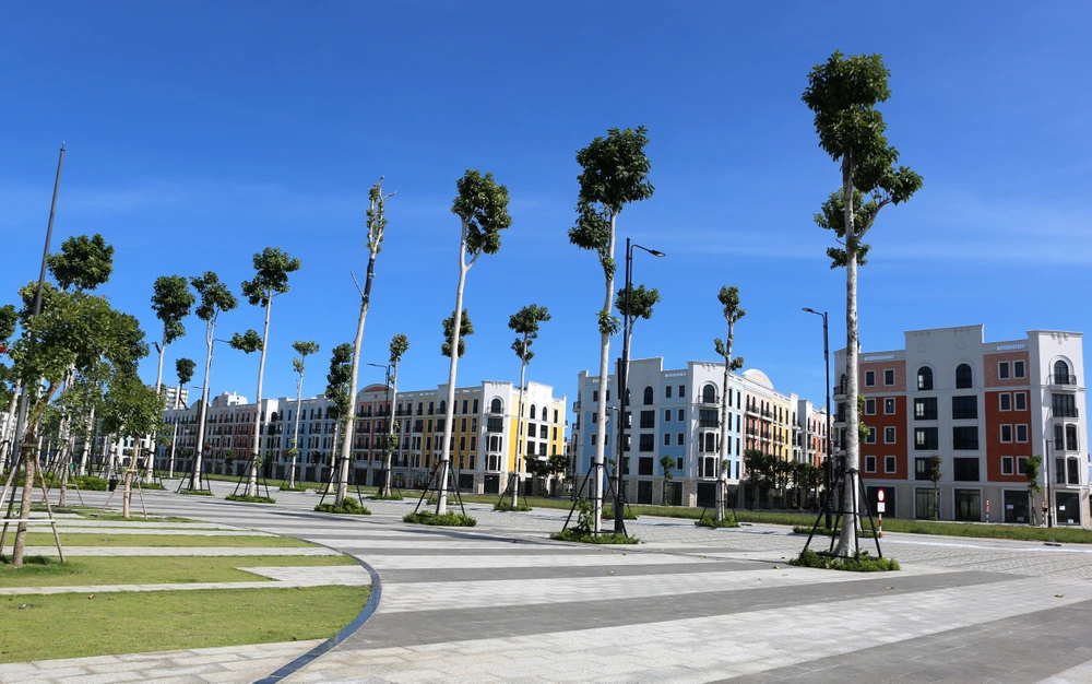 Tuyến đường đi qua quảng trường biển rộng 2ha với sức chứa khoảng 10.000 người. Trục cảnh quan lễ hội có chiều dài 2,6km, rộng 120m và các công trình kiến trúc, cảnh quan, tiện ích đồng bộ. Tuyến đường đi qua quảng trường biển rộng 2ha với sức chứa khoảng 10.000 người. Trục cảnh quan lễ hội có chiều dài 2,6km, rộng 120m và các công trình kiến trúc, cảnh quan, tiện ích đồng bộ.