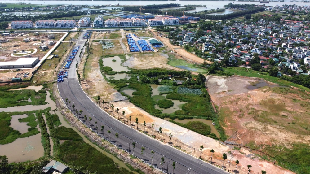 Tuyến đường dự kiến đặt tên Đông Sơn chạy song song với đại lộ Nam sông Mã có chiều dài 2km, nối từ quảng trường biển ra đại lộ Nam sông Mã. Tuyến đường dự kiến đặt tên Đông Sơn chạy song song với đại lộ Nam sông Mã có chiều dài 2km, nối từ quảng trường biển ra đại lộ Nam sông Mã.