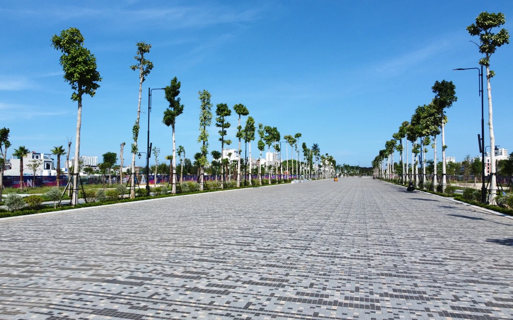 Mặt đường giao thông được lát khoảng 49.000m2 tương đương 4,9 triệu viên đá cubic có nguồn gốc tự nhiên phối 3 màu, lấy cảm hứng từ đại lộ nổi tiếng thế giới Champs-Élysées. Mặt đường giao thông được lát khoảng 49.000m2 tương đương 4,9 triệu viên đá cubic có nguồn gốc tự nhiên phối 3 màu, lấy cảm hứng từ đại lộ nổi tiếng thế giới Champs-Élysées.