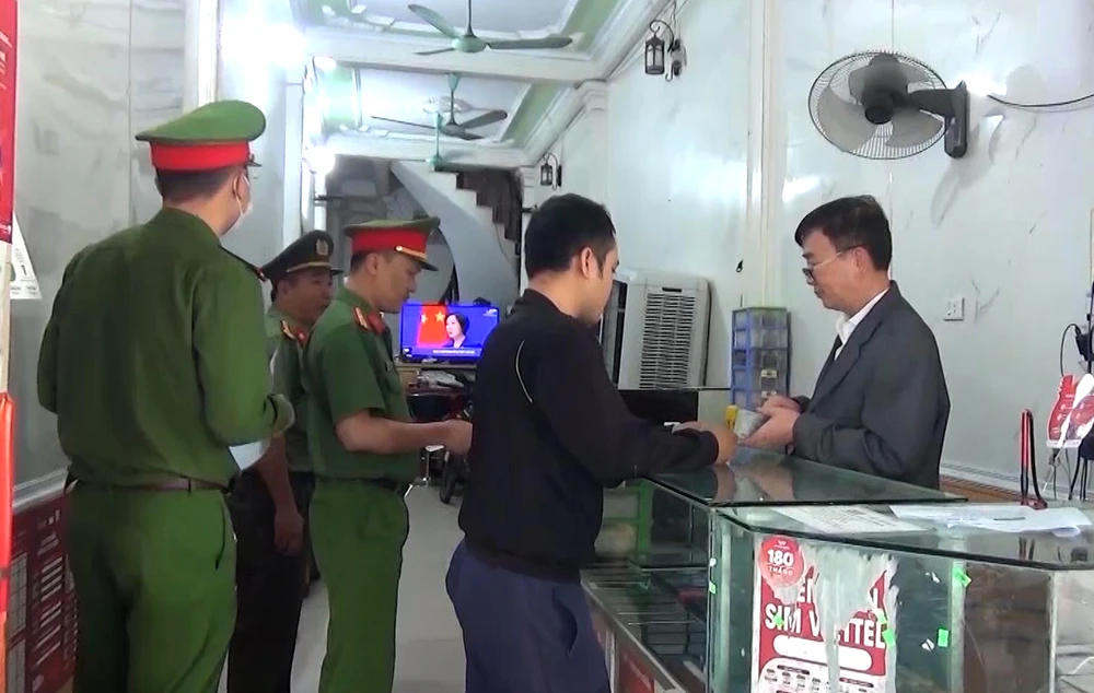 2.500 cán bộ chiến sĩ Công an tỉnh Thanh Hóa đồng loạt ra quân tổng kiểm tra 735 cơ sở cầm đồ, cho vay. Ảnh: CATH