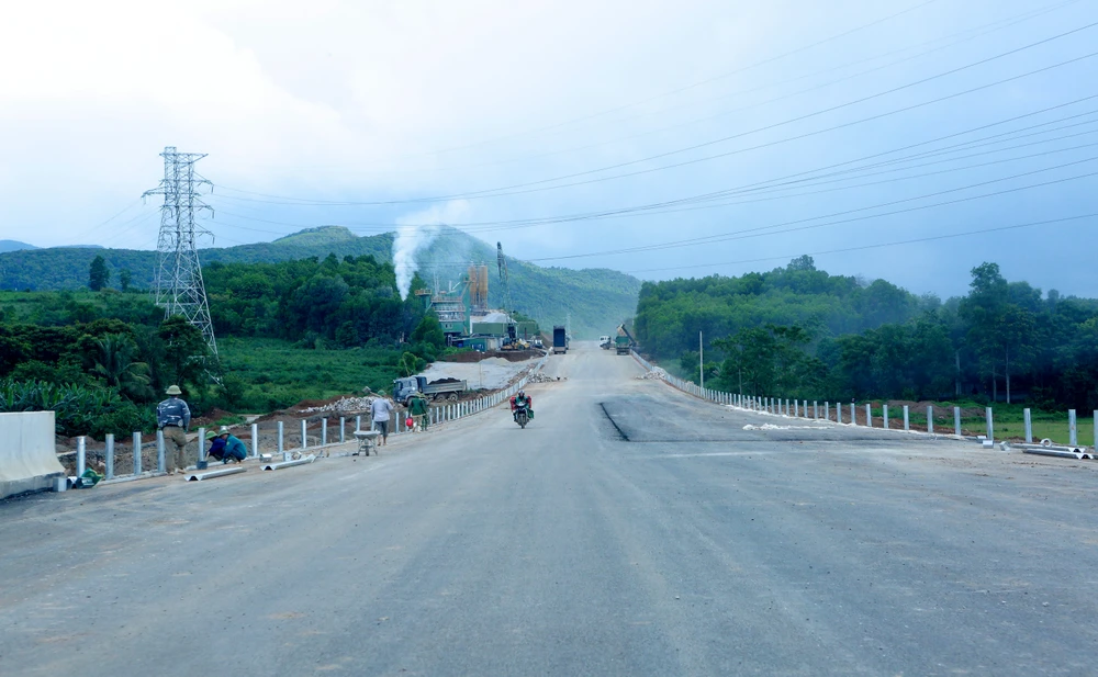 Tại cuộc họp kiểm điểm tiến độ triển khai dự án đường cao tốc Bắc - Nam phía Đông giai đoạn 2017-2020 và giai đoạn 2021-2025 mới đây, Bộ trưởng Bộ GTVT Nguyễn Văn Thắng nêu dự án thành phần Quốc lộ 45 - Nghi Sơn và Nghi Sơn - Diễn Châu qua Thanh Hóa và tỉnh Nghệ An khối lượng công việc để hoàn thành cả 2 dự án này còn rất lớn. Ảnh: ĐẶNG TRUNG