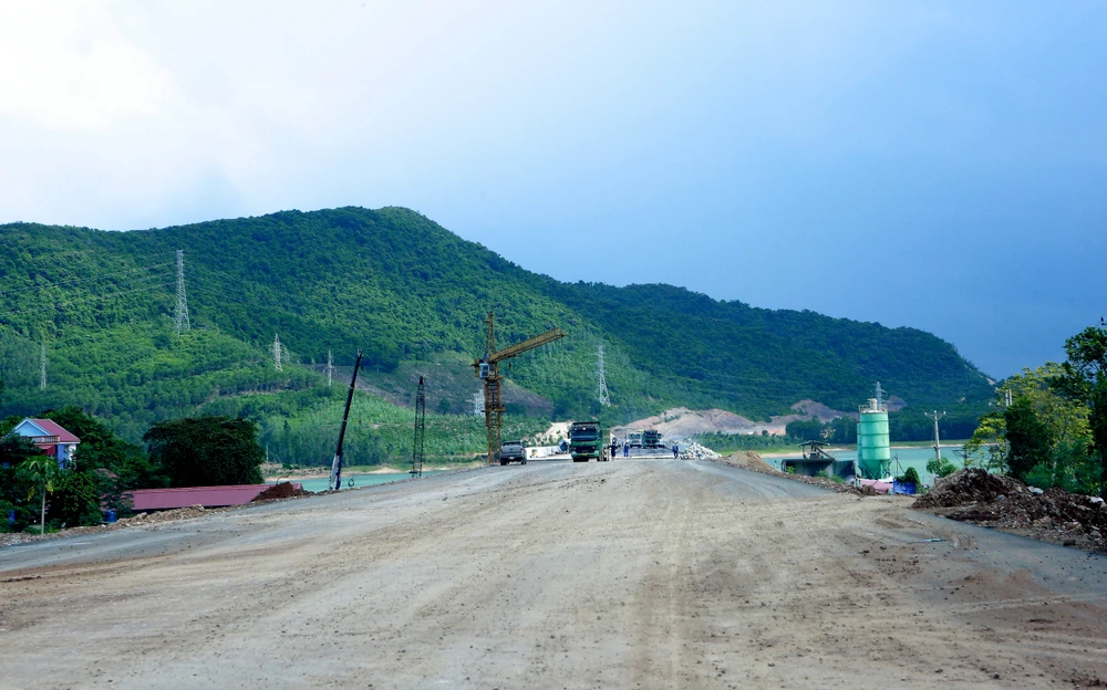 Đoạn đường nối với cầu Yên Mỹ hiện chưa có lan can, dải phân cách cứng các biển báo. Ảnh: ĐẶNG TRUNG