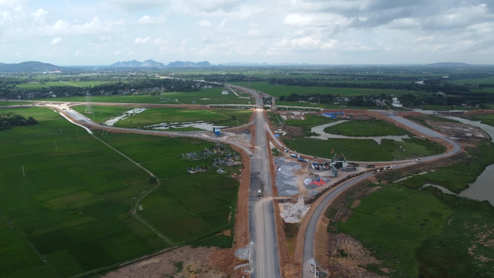 Ghi nhận của PLOchiều ngày 14-8 từ nút giao thông Vạn Thiện đến nút giao thông Tân Trường nhiều hạng mục gồm thảm nhựa, biển báo, hệ thống đường điện, dải phân cách cứng, hệ thống chống lóa bằng kim loại… vẫn chưa được hoàn thiện. Ảnh: ĐẶNG TRUNG