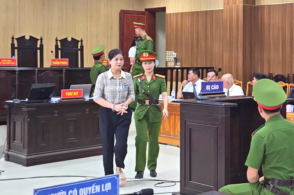 Bị cáo Phạm Thị Hằng tại phiên tòa sáng 15-8. Ảnh: ĐT