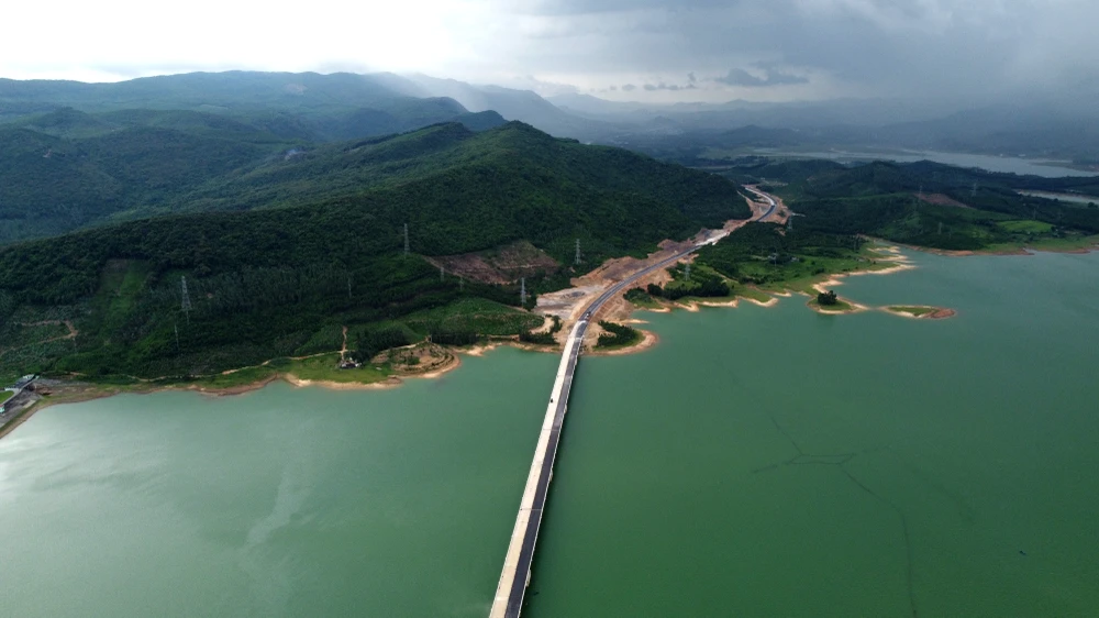 Phía nam cầu nối liền phần đường bộ thuộc gói thầu xây lắp 03 - XL đang được liên danh Công ty CP Tập đoàn xây dựng Miền Trung và Tổng công ty Vinaconex thi công.