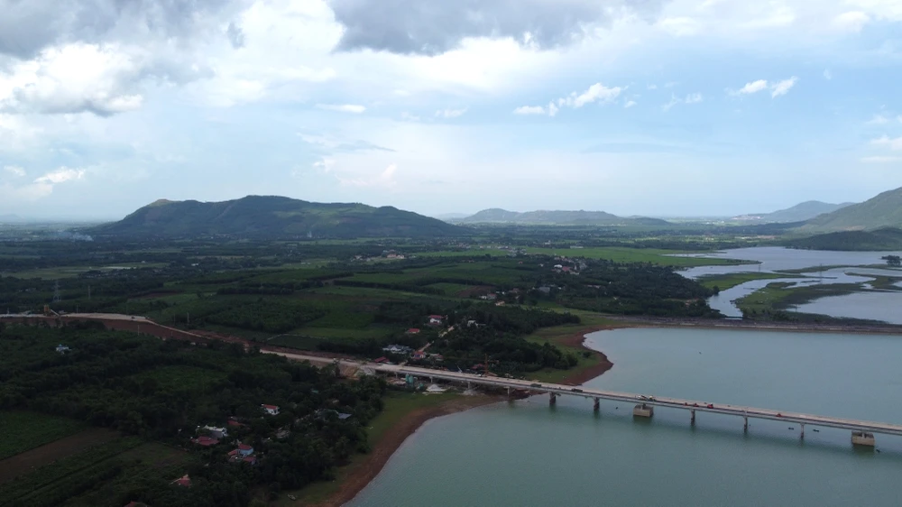 Cây cầu Yên Mỹ nối hai đầu tuyến đường bộ cao tốc thuộc dự án QL45 - Nghi Sơn. Nếu tính cả hai phần đường đầu cầu thì tổng chiều dài của cây cầu là hơn 1,1km.