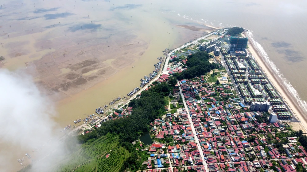 Những năm gần đây, Hoằng Trường không chỉ là điểm đến của khách du lịch trong nước, quốc tế mà còn là điểm đến của nhiều nhà đầu tư ở lĩnh vực du lịch, bất động sản...