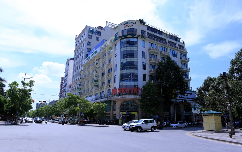 Ngày 2-11-2009, Phó Chủ tịch UBND tỉnh Thanh Hoá Chu Phạm Ngọc Hiển đã ký Quyết định 3885 phê duyệt giá giao đất có thu tiền sử dụng đất tại nhà số 3 Phan Chu Trinh (cũ), phường Điện Biên, TP Thanh Hoá cho Công ty Sông Mã để triển khai dự án đầu tư và khai thác. Trong ảnh: Dự án Hạc Thành Tower hiện nay tại ngã tư Hạc Thành - Phan Chu Trinh.