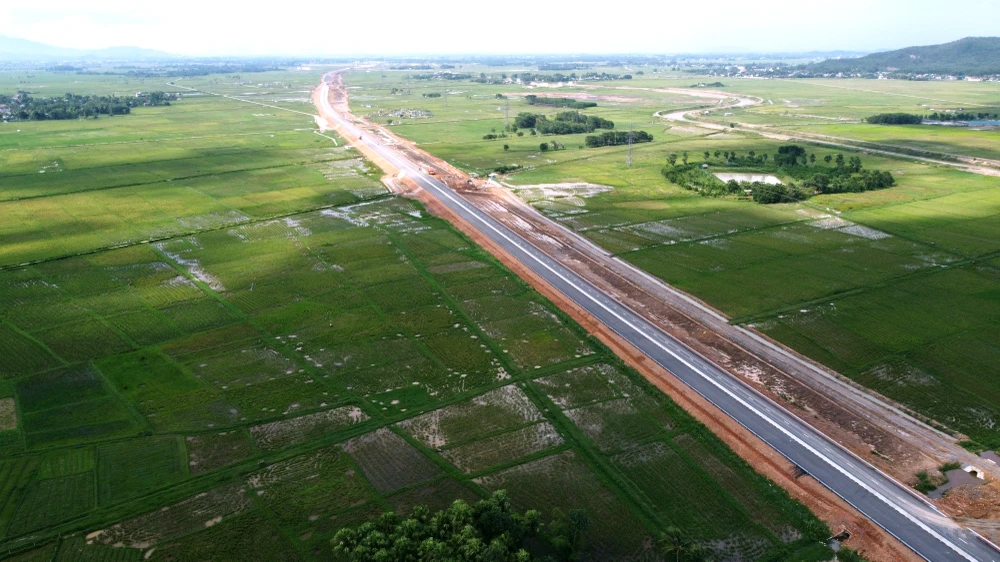 Từ nút giao thông Vạn Thiện xuôi theo hướng đi Nghệ An qua các cánh đồng lúa và các khu dân cư.