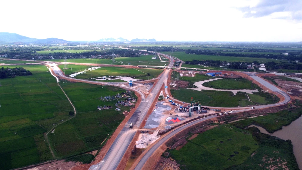 Ghi nhận của PLO tại nút giao thông Vạn Thiện (Nông Cống) nhà thầu thi công đã thảm nhựa xong tại các lối lên xuống của cao tốc này.