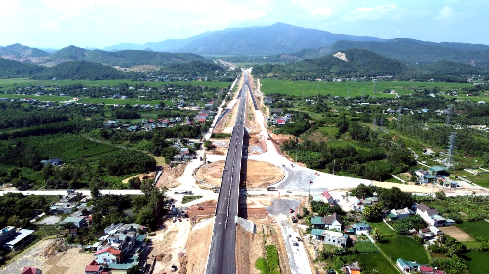 Ghi nhận của PLO chiều 21-8, nút giao Tân Trường (Thị xã Nghi Sơn, Thanh Hóa) hầu như chưa được thảm nhựa ở các điểm lên xuống giao cắt với đường Nghi Sơn - Bãi Trành.