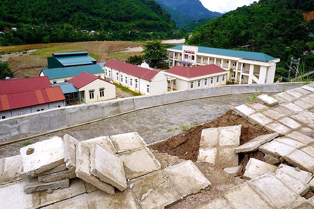 Kè chống sạt lở, xây dựng bờ kè quy mô hoành tráng nhưng suốt 2 năm qua dường như vẫn chưa được khắc phục cơ bản, vì thế học sinh tiếp tục phải đi học nhờ. Ảnh: Đ. TRUNG