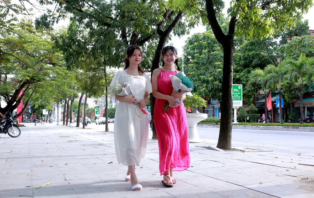 Các bạn trẻ đều cho biết họ rất thích thú khi đến đây chụp ảnh để lưu giữ kỷ niệm mùa thu.