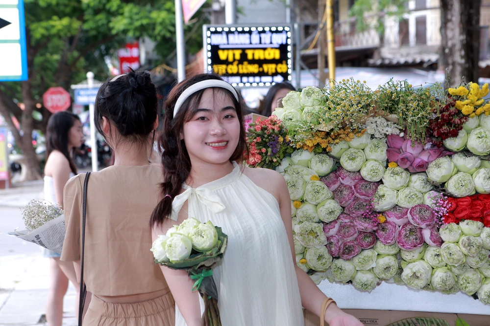 Bối cảnh thu Hà Nội phiên bản xứ Thanh được một số người dân dựng lên với các xe hoa nhiều màu sắc. Các bạn trẻ sẽ phải trả phí 30.000 đến 40.000đồng/lần chụp ảnh tại đây.