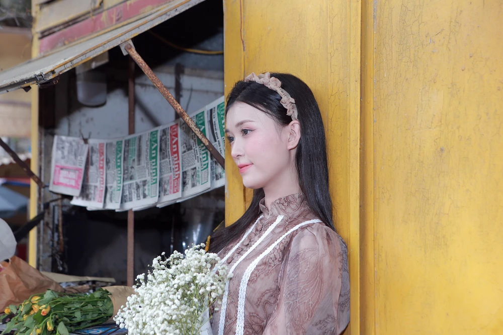 Những hotgirl xứ Thanh yêu thích bức tường vàng bưu điện mang dấu ấn thời gian.