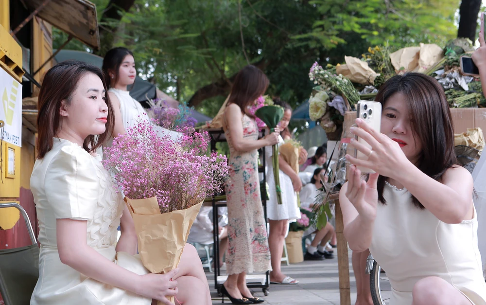 Và tranh thủ chụp ảnh cho bạn bè