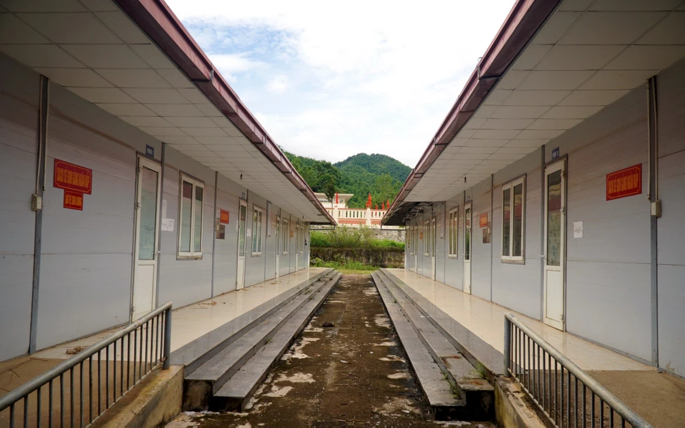 Dãy nhà bán trú dành cho học sinh đang ngày càng xuống cấp do lâu ngày không sử dụng. Ảnh: Đ. TRUNG