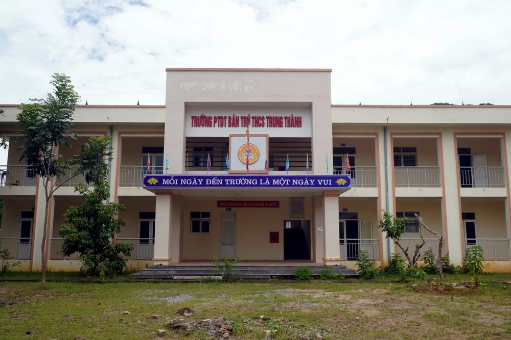 Gần 200 học sinh, thầy cô buộc phải rời bỏ ngôi trường mới vừa xây xong để đi học nhờ tại trường tiểu học của xã Trung Thành. Ảnh: Đ. TRUNG