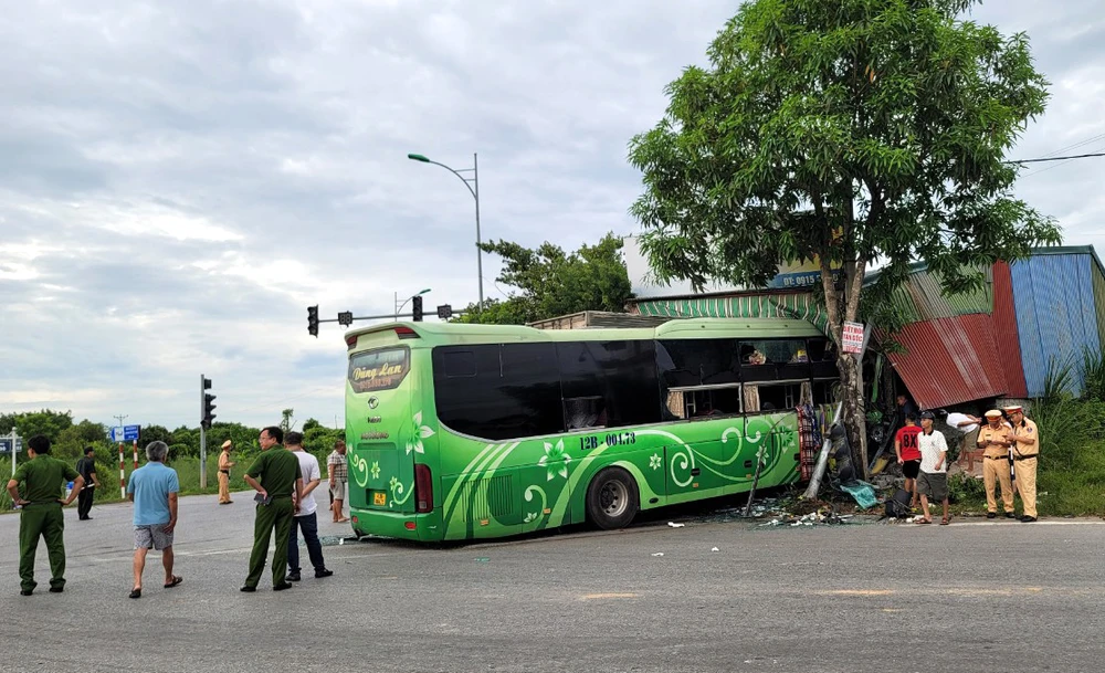 Lực lượng giao thông có mặt tại nút giao giữa quốc lộ 47 và đường tránh phía Tây tỉnh Thanh Hóa tham gia điều tiết giao thông, bảo vệ hiện trường. Ảnh: ĐT